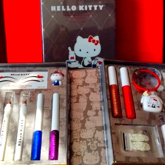 All 👀 on Hello Kitty Glitter Eyeliner Appliques - Picture 3 of 16